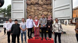 Menteri Koperasi dan UMKM Republik Indonesia, Maman Abdurrahman, memberikan apresiasi khusus kepada Kepala Lapas Kelas IIA Garut, Rusdedy, atas keberhasilannya membangun ekosistem UMKM dari balik tembok pemasyarakatan. Apresiasi itu disampaikan dalam acara pelepasan ekspor produk Coir Shade karya Warga Binaan ke Spanyol, Kamis (25/9).