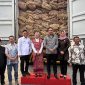 Menteri Koperasi dan UMKM Republik Indonesia, Maman Abdurrahman, memberikan apresiasi khusus kepada Kepala Lapas Kelas IIA Garut, Rusdedy, atas keberhasilannya membangun ekosistem UMKM dari balik tembok pemasyarakatan. Apresiasi itu disampaikan dalam acara pelepasan ekspor produk Coir Shade karya Warga Binaan ke Spanyol, Kamis (25/9).