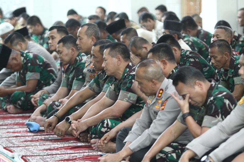 Kodam III/Siliwangi menggelar kegiatan Doa Bersama dalam rangka mempererat persatuan dan kesatuan bangsa. Acara tersebut berlangsung di Masjid Al-Ikhlas Kodam III/Slw, Jl. Aceh No. 69 Kota Bandung, Senin (01/09/2025).