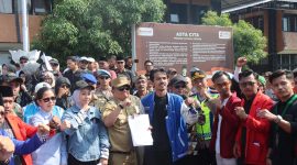 Aksi unjuk rasa yang digelar Aliansi Mahasiswa dan Masyarakat Garut Menggugat di depan Gedung DPRD Kabupaten Garut pada Selasa (2/9/2025) berjalan aman, tertib, dan kondusif. Ratusan mahasiswa dari berbagai kampus di Kabupaten Garut bersama masyarakat menyuarakan aspirasi mereka tanpa adanya tindakan anarkis.