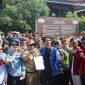 Aksi unjuk rasa yang digelar Aliansi Mahasiswa dan Masyarakat Garut Menggugat di depan Gedung DPRD Kabupaten Garut pada Selasa (2/9/2025) berjalan aman, tertib, dan kondusif. Ratusan mahasiswa dari berbagai kampus di Kabupaten Garut bersama masyarakat menyuarakan aspirasi mereka tanpa adanya tindakan anarkis.