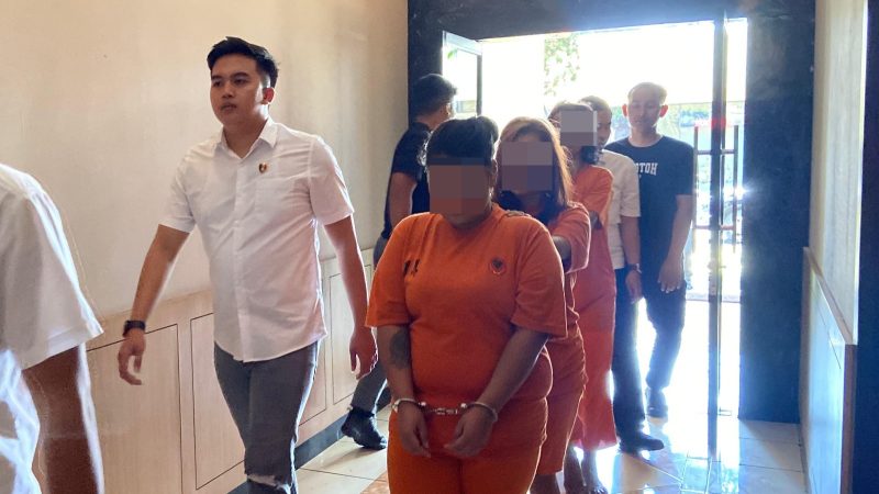 Satreskrim Polres Garut berhasil mengamankan empat terduga pelaku tindak pidana pengeroyokan yang videonya sempat viral di media sosial. Para pelaku diduga terlibat dalam kasus penganiayaan terhadap seorang remaja perempuan yang terjadi di Pasar Ciawitali, Tarogong Kidul.