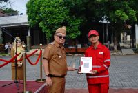 Bupati Garut, Abdusy Syakur Amin, mencanangkan Bulan Dana Palang Merah Indonesia (PMI) di Kabupaten Garut Tahun 2025 dalam pelaksanaan apel gabungan di Lapangan Sekretariat Daerah (Setda) Kabupaten Garut, Jalan Pembangunan, Kecamatan Tarogong Kidul, Senin (8/9/2025).
