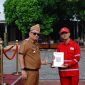 Bupati Garut, Abdusy Syakur Amin, mencanangkan Bulan Dana Palang Merah Indonesia (PMI) di Kabupaten Garut Tahun 2025 dalam pelaksanaan apel gabungan di Lapangan Sekretariat Daerah (Setda) Kabupaten Garut, Jalan Pembangunan, Kecamatan Tarogong Kidul, Senin (8/9/2025).