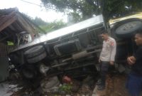 Kecelakaan lalu lintas terjadi di Jalan Cibeureum, Kampung Cibeureum RT 01/01, Desa Sirnagalih, Kecamatan Cisurupan, Kabupaten Garut pada Kamis (11/9/2025) sekitar pukul 08.30 WIB.