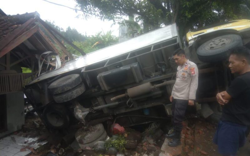 Kecelakaan lalu lintas terjadi di Jalan Cibeureum, Kampung Cibeureum RT 01/01, Desa Sirnagalih, Kecamatan Cisurupan, Kabupaten Garut pada Kamis (11/9/2025) sekitar pukul 08.30 WIB.