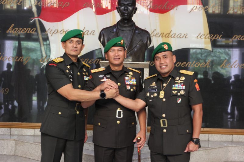 Pangdam III/Siliwangi Mayjen TNI Kosasih, S.E., memimpin acara Tradisi dan Serah Terima Jabatan (Sertijab) pejabat di jajaran Kodam III/Slw, bertempat di Ruang Silihwangi Kodam III/Slw, Kamis (11/09/2025).