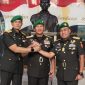Pangdam III/Siliwangi Mayjen TNI Kosasih, S.E., memimpin acara Tradisi dan Serah Terima Jabatan (Sertijab) pejabat di jajaran Kodam III/Slw, bertempat di Ruang Silihwangi Kodam III/Slw, Kamis (11/09/2025).