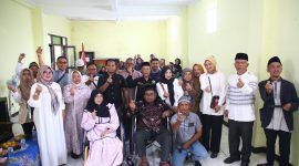 Kepala Dinas Sosial (Dinsos) Kabupaten Garut, Aji Sekarmaji, menghadiri Silaturahmi Akbar bersama keluarga penyandang disabilitas yang dirangkaikan dengan peringatan Maulid Nabi Muhammad SAW 1447 Hijriah. Acara ini digelar di Aula Dewan Pimpinan Cabang (DPC) Persatuan Penyandang Disabilitas Indonesia (PPDI) Garut, Jalan Pembangunan, Kecamatan Tarogong Kidul, Sabtu (13/9/2025).