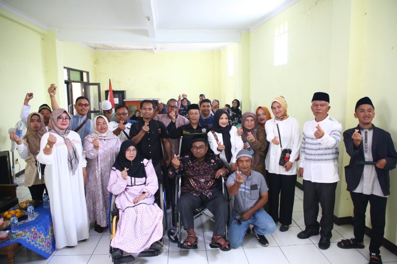 Kepala Dinas Sosial (Dinsos) Kabupaten Garut, Aji Sekarmaji, menghadiri Silaturahmi Akbar bersama keluarga penyandang disabilitas yang dirangkaikan dengan peringatan Maulid Nabi Muhammad SAW 1447 Hijriah. Acara ini digelar di Aula Dewan Pimpinan Cabang (DPC) Persatuan Penyandang Disabilitas Indonesia (PPDI) Garut, Jalan Pembangunan, Kecamatan Tarogong Kidul, Sabtu (13/9/2025).