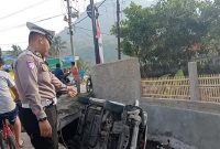 Kecelakaan lalu lintas terjadi di Jalan Raya Desa Gandamekar, tepatnya di Kampung Cihuni Girang RT 02 RW 05, Kecamatan Kadungora, Kabupaten Garut, pada Minggu (14/9/2025) sekitar pukul 02.30 WIB.