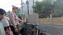 Kecelakaan lalu lintas terjadi di Jalan Raya Desa Gandamekar, tepatnya di Kampung Cihuni Girang RT 02 RW 05, Kecamatan Kadungora, Kabupaten Garut, pada Minggu (14/9/2025) sekitar pukul 02.30 WIB.