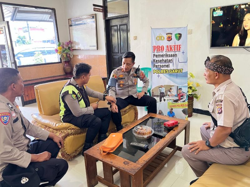 Dalam rangka menjaga kesehatan dan meningkatkan kesejahteraan personel, Seksi Kedokteran dan Kesehatan (Sidokkes) Polres Garut melaksanakan Giat Pelayanan Kesehatan Proaktif kepada anggota Polsek Leles, Senin (15/09/2025).