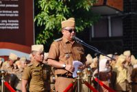 Bupati Garut, Abdusy Syakur Amin, memimpin Apel Gabungan dan membahas absensi kehadiran, bertempat di Lapangan Sekretariat Daerah (Setda) Kabupaten Garut, Jalan Pembangunan, Kecamatan Tarogong Kidul, Senin (15/9/2025).