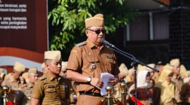 Bupati Garut, Abdusy Syakur Amin, memimpin Apel Gabungan dan membahas absensi kehadiran, bertempat di Lapangan Sekretariat Daerah (Setda) Kabupaten Garut, Jalan Pembangunan, Kecamatan Tarogong Kidul, Senin (15/9/2025).