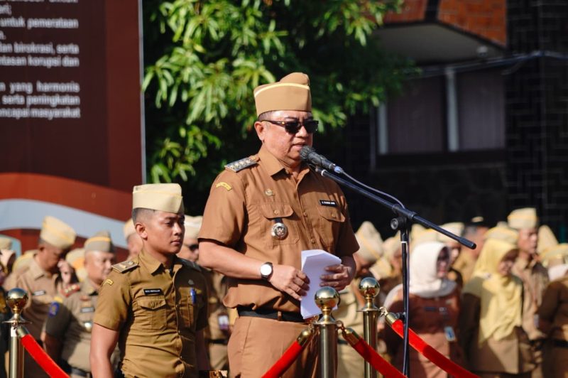 Bupati Garut, Abdusy Syakur Amin, memimpin Apel Gabungan dan membahas absensi kehadiran, bertempat di Lapangan Sekretariat Daerah (Setda) Kabupaten Garut, Jalan Pembangunan, Kecamatan Tarogong Kidul, Senin (15/9/2025).