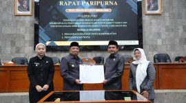 Bupati Garut, Abdusy Syakur Amin, menghadiri acara Rapat Paripurna DPRD Kabupaten Garut dalam rangka Penyampaian Nota Tahun 2026, yang dilaksanakan di Ruang Rapat Paripurna DPRD Garut, Jalan Patriot, Kecamatan Tarogong Kidul, Kabupaten Garut, Senin (15/9/2025).