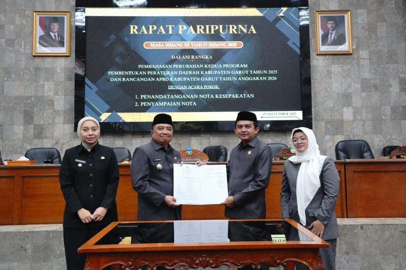 Bupati Garut, Abdusy Syakur Amin, menghadiri acara Rapat Paripurna DPRD Kabupaten Garut dalam rangka Penyampaian Nota Tahun 2026, yang dilaksanakan di Ruang Rapat Paripurna DPRD Garut, Jalan Patriot, Kecamatan Tarogong Kidul, Kabupaten Garut, Senin (15/9/2025).