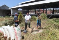 Teriknya matahari siang itu tak menyurutkan semangat tiga Warga Binaan Pemasyarakatan (WBP) Lapas Kelas IIA Garut.