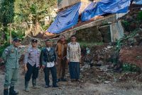 Hujan dengan intensitas tinggi yang mengguyur wilayah Kecamatan Singajaya, Kabupaten Garut, pada Minggu (21/9/2025) malam, mengakibatkan bencana tanah longsor di Kampung Ciwaru RT 01 RW 01, Desa Sukawangi.