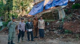 Hujan dengan intensitas tinggi yang mengguyur wilayah Kecamatan Singajaya, Kabupaten Garut, pada Minggu (21/9/2025) malam, mengakibatkan bencana tanah longsor di Kampung Ciwaru RT 01 RW 01, Desa Sukawangi.