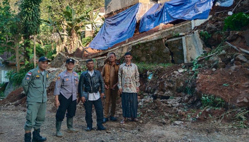 Hujan dengan intensitas tinggi yang mengguyur wilayah Kecamatan Singajaya, Kabupaten Garut, pada Minggu (21/9/2025) malam, mengakibatkan bencana tanah longsor di Kampung Ciwaru RT 01 RW 01, Desa Sukawangi.