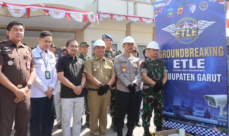 Dalam rangka memperingati Hari Lalu Lintas Bhayangkara ke-70 Tahun 2025, Polres Garut bersama Forum Koordinasi Pimpinan Daerah (Forkopimda) Kabupaten Garut menggelar kegiatan Peresmian Groundbreaking Electronic Traffic Law Enforcement (ETLE) Statis di wilayah Kabupaten Garut, Senin (22/9/2025).