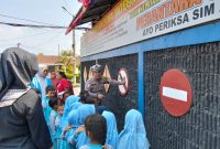 Satlantas Polres Garut terus berupaya menumbuhkan kesadaran tertib berlalu lintas kepada masyarakat sejak usia dini. Hal ini diwujudkan melalui kegiatan Dikmas Lantas “Polisi Sahabat Anak” bersama anak-anak PAUD Fathurrohman, yang digelar pada Kamis (25/09/2025) di Mako Polres Garut.