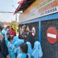 Satlantas Polres Garut terus berupaya menumbuhkan kesadaran tertib berlalu lintas kepada masyarakat sejak usia dini. Hal ini diwujudkan melalui kegiatan Dikmas Lantas “Polisi Sahabat Anak” bersama anak-anak PAUD Fathurrohman, yang digelar pada Kamis (25/09/2025) di Mako Polres Garut.