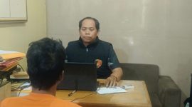 Unit Reskrim Polsek Cisurupan berhasil mengamankan seorang pria berinisial K (47), warga Kecamatan Sukaresmi, Kabupaten Garut. Ia diduga kuat sebagai pelaku tindak pidana pencurian dengan kekerasan (curas) yang menimpa seorang ibu rumah tangga. Kamis (25/9/2025).