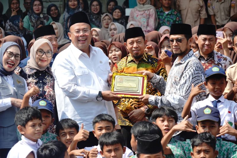 Bupati Garut, Abdusy Syakur Amin, mendampingi kunjungan kerja Wakil Ketua DPR RI, Cucun Ahmad Syamsurijal, ke Dapur Makanan Bergizi Gratis (MBG) Al Bayyinah 2, Kantor Kecamatan Kadungora, serta MTs dan MA Maarif Cilageni, Kecamatan Kadungora, Kabupaten Garut, Jum'at (26/9/2025).