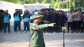 Kodim 0611/Garut memimpin kegiatan Karya Bakti pembersihan Situ Bagendit yang berlokasi di Desa Sukamukti, Kecamatan Banyuresmi, Kabupaten Garut, Jumat (26/9/2025).