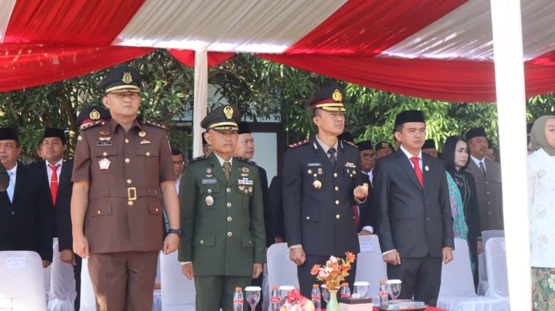 Kapolres Garut AKBP Yugi Bayu Hendarto, S.I.K., M.A.P., bersama Ketua Bhayangkari Cabang Garut Ny Intan Yugi menghadiri Upacara Peringatan Hari Kesaktian Pancasila Tingkat Kabupaten Garut Tahun 2025 yang digelar di Lapangan Apel Setda Kabupaten Garut, Rabu (1/10/2025).