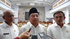 Bupati Garut, Abdusy Syakur Amin, bersama Ketua DPRD Kabupaten Garut, Aris Munandar, menerima audiensi sekaligus aksi damai dari Perkumpulan Guru Madrasah Indonesia. Kegiatan ini berlangsung di Ruang Rapat Paripurna DPRD Kabupaten Garut, Jalan Patriot, Kecamatan Tarogong Kidul, Rabu (1/10/2025).
