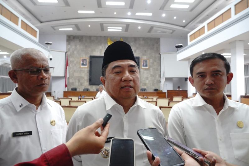 Bupati Garut, Abdusy Syakur Amin, bersama Ketua DPRD Kabupaten Garut, Aris Munandar, menerima audiensi sekaligus aksi damai dari Perkumpulan Guru Madrasah Indonesia. Kegiatan ini berlangsung di Ruang Rapat Paripurna DPRD Kabupaten Garut, Jalan Patriot, Kecamatan Tarogong Kidul, Rabu (1/10/2025).