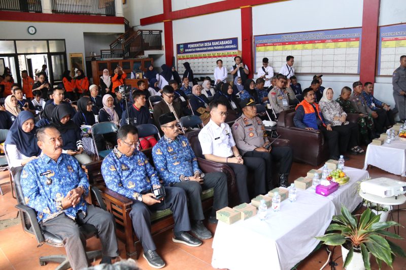 Bupati Garut, Abdusy Syakur Amin, secara resmi membuka Kegiatan Sekolah Lapang Gempabumi (SLG) dan Tsunami di Aula Desa Rancabango, Kecamatan Tarogong Kaler, Rabu (1/10/2025).