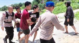 Peristiwa nahas terjadi di Pantai Karangpapak, Desa Cikelet, Kecamatan Cikelet, Kabupaten Garut pada Sabtu (4/10/2025) sekitar pukul 12.09 WIB. Dua wisatawan asal Kabupaten Bandung terseret arus ombak saat tengah berenang.