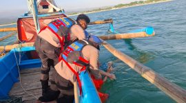 Personel Satuan Polisi Air dan Udara (Sat Polairud) Polres Garut bersama relawan dan Nelayan akhirnya berhasil menemukan korban tenggelam atas nama Faujan (19), wisatawan asal Kabupaten Bandung, yang terseret arus laut di Pantai Karangpapak, Kecamatan Cikelet, Kabupaten Garut, Sabtu (4/10/2025).