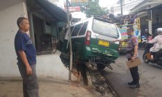 Mobil Pick Up Hantam Angkot di Bayongbong, Pagar Rumah Warga Rusak Parah
