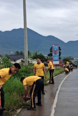 Polisi Ikut Pungut Sampah di HJG ke-213, Kapolres Garut: Kebersihan Bukan Sekadar Seremonial