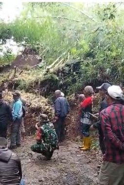 Longsor Tutup Akses Antar Desa di Sukaresmi, Polisi dan Warga Bergerak Cepat