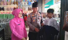 Momen Haru Jelang Idul Fitri, Kapolsek Wanaraja Hadiahkan Baju Lebaran untuk Anak Yatim Asuhan LKSA Al-Usman