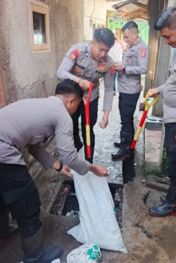 Bakti Polri untuk Warga, Sat Samapta Bersihkan Dampak Banjir di Garut