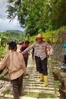 Pulihkan Akses Terputus, Polsek Pakenjeng Bersama Warga Bangun Jembatan Darurat