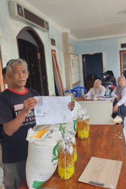 Ratusan KPM di Tenjonagara Nikmati Bantuan BPNT & PKH, Kades Pastikan Tepat Sasaran