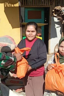 Aksi Sosial TMMD ke-128 Garut, Dansatgas Antar Bansos Langsung ke Pintu Rumah Warga