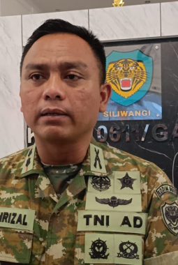 Viral Pria Berkaos Loreng Diduga Halangi Polisi di Garut, Dandim Tegaskan Bukan Anggota TNI Aktif