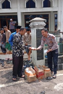 Polri Hadir dengan Hati, Polsek Bungbulang Gelar Aksi Jumat Berkah