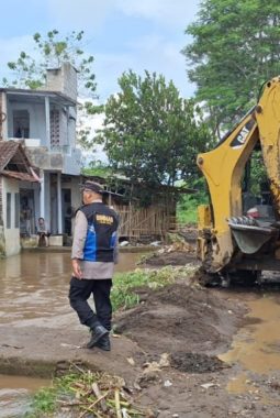 Air Setinggi 30 Cm Rendam Rumah Warga, Polisi Bergerak Cepat Tangani Banjir di Karangpawitan