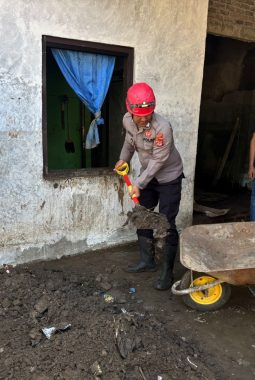 Sat Samapta Polres Garut Sigap Tangani Banjir di Karangpawitan